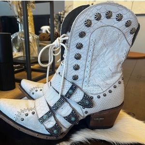 Lane show down bootie in white with turquoise